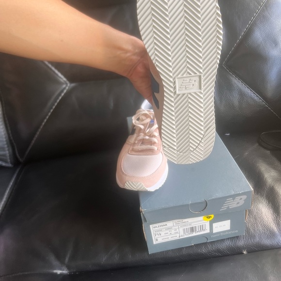 Women’s size 7 1/2 fits like a size 8 never worn just dosent fit /: - Picture 4 of 4